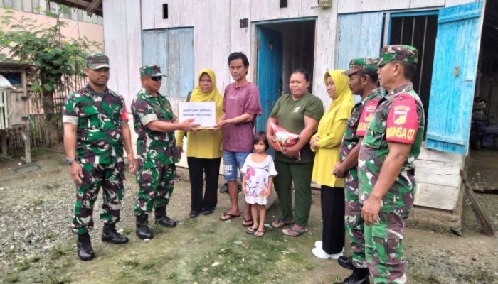 Bentuk Kepedulian, Koramil 1307-07/Ampana Tete Bagikan Paket Sembako kepada warga kurang mampu