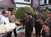 Hari Bhakti Adhyaksa Ke-64, Kapolres Touna Berikan Kejutan Kejari Touna