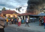 Respon Cepat, Personil Polres Touna Amankan TKP Kebakaran Rumah di Kelurahan Bailo