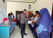 Polsek Una Una Beri Bantuan Kepada Siswa Yang Viral di Medsos Karena Perahunya Terbalik