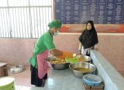 Kasubsi Perawatan Lapas Ampana Awasi Proses Penyajian Makan dan Minum Bagi Warga Binaan