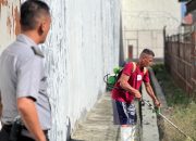 Warga Binaan Lapas Ampana Lakukan Pembersihan Halaman Dalam