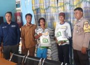 Bhabinkamtibmas Polsek Ampana Tete Dampingi Perangkat Desa Uebone Salurkan Bantuan Pangan