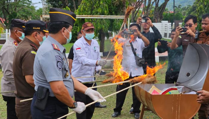 Kalapas Ampana Hadiri Pemusnahan Barang Bukti Perkara Pidana Umum Kejari Touna
