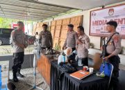 Pastikan Personel Dalam Kondisi Prima, Kabag Ops Gandeng Kasi Dokkes Cek Personil Jaga Kantor KPU Touna