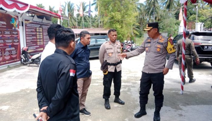 Pastikan Tahapan Pendaftaran Calon Bupati Berjalan Lancar, Kapolres Touna Cek Personil Jaga KPU