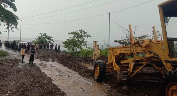 Ruas Jalan Trans Di Desa Podi Tertutup Material Longsor, Kapolsek Tojo Bergerak Cepat