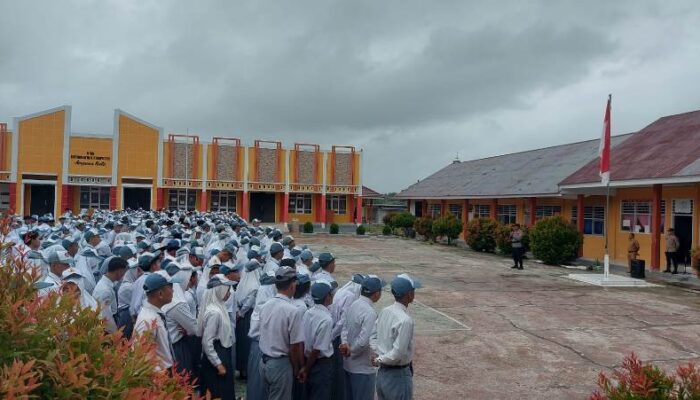 Wakapolres Touna, Kasat Binmas dan Kapolsek Jajaran Jadi Irup di Sejumlah Sekolah di Wilayah Touna