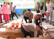 Kapolda Sulteng Dampingi Ketua YKB Melakukan Peletakan Batu Pertama Pemugaran Gedung TK kemala Bhayangkari 01 Pimstaf