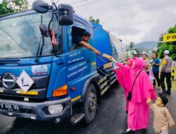 Kapolsek Ulubongka Bersama Personil dan Bhayangkari Bagikan Takjil Jelang Buka Puasa