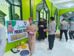 Ramadhan Berbagi, Polres Touna Bagikan Takjil kepada Santri Pondok Pesantren Al Fatah Ampana