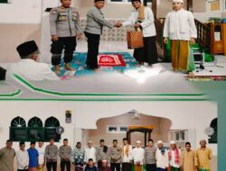 TOUNA – Wakapolres Tojo Una Una Kompol Mulyadi pimpin pelaksanaan Safari Ramadhan Tarwih Keliling di Masjid Baiturrahim Kelurahan Bonerato Kecamatan Ampana Kota, Rabu (19/03/2025).  Hadir dalam kegiatan tersebut, Kabag SDM AKP Muh. Natsir, S.H., Kasat Binmas AKP Agus Habibie, Bhabinkamtibmas Desa Bonerato serta jamaah Mesjid Darul Muttaqim sekitar 50 orang.  Kegiatan dimulai dengan sholat isya berjamaah. Setelah pelaksanaan sholat isya, Wakapolres Kompol Mulyadi mengambil kesempatan untuk memberikan imbauan dan pesan kamtibmas.  Kompol Mulyadi mengatakan, kegiatan ini bertujuan melakukan interaksi langsung dengan masyarakat guna memperat tali silaturahmi, khususnya dengan para jamaah Masjid Baiturrahim.  Dia menghimbau para jamaah yang hadir untuk selalu menjaga situasi keamanan dan ketertiban masyarakat dilingkungan masing-masing selama di Bulan Suci Ramadhan 1446 H Tahun 2025 M.  “Jangan melakukan konfoi kendaraan pada saat Sahur dan jangan melakukan balap liar karena berpotensi menimbulkan Kecelakaan Lalu Lintas dan dapat mengganggu ketertiban umum,” ujarnya.  “Jaga toleransi dan saling menghargai umat beragama selama bulan ramadhan ini. Apabila ingin mudik, pastikan rumahnya dalam keadaan terkunci agar tidak terjadi tindak pencurian,” pesannya.  Pada kesempatan tersebut, tim safari ramadhan menyerahkan bantuan tali asih kepada Imam Mesjid Baiturrahim yang diserahkan langsung oleh Wakapolres Tojo Una Una Kompol Mulyadi.