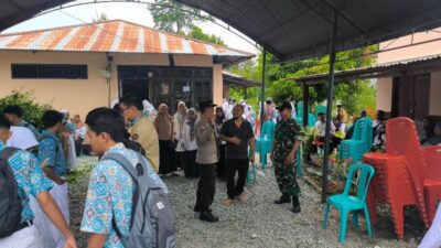 Kasat Binmas Polres Touna Melayat Ke Rumah Warga Yang Meninggal Dunia