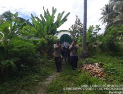 Wujud Kepedulian, Dua Personel Polsek Ampana Tete Turut Menggotong Keranda Jenazah Warganya