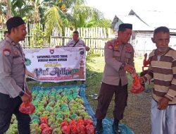Polsek Ulubongka dan Sat Binmas Polres Touna Bagikan Daging Kurban Kepada Masyarakat