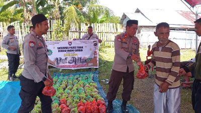Polsek Ulubongka dan Sat Binmas Polres Touna Bagikan Daging Kurban Kepada Masyarakat