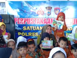 30 Anak Pesisir Desa Labuan Antusias Ikuti Program Perpustakaan Terapung Polres Touna
