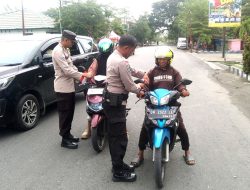 Sambut HUT Kemerdekaan ke-80, Polsek Ampana Kota dan Satlantas Bagikan Bendera