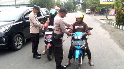 Sambut HUT Kemerdekaan ke-80, Polsek Ampana Kota dan Satlantas Bagikan Bendera