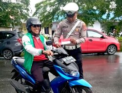 Sambut HUT ke-80 RI, Satlantas Polres Touna Bagikan Bendera Merah Putih kepada Pengendara