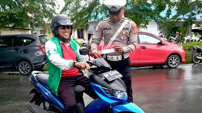 Sambut HUT ke-80 RI, Satlantas Polres Touna Bagikan Bendera Merah Putih kepada Pengendara