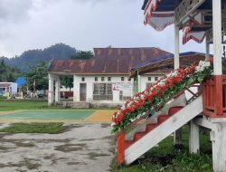 Kapolsek Una-Una Pimpin Upacara Penurunan Bendera HUT ke-80 RI di Togean