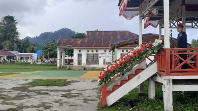 Kapolsek Una-Una Pimpin Upacara Penurunan Bendera HUT ke-80 RI di Togean