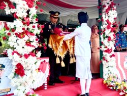 Kapolsek Walea Kepulauan Pimpin Upacara Penurunan Bendera HUT ke-80 RI