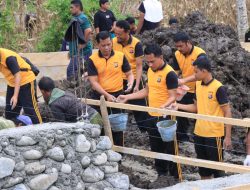 Tunjukkan Kepedulian, Kapolres Touna Pimpin Langsung Kerja Bakti Pembangunan Pesantren Subulul Khairaat