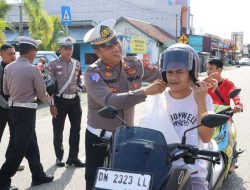 Rayakan Hari Lalu Lintas ke-70, Satlantas Polres Touna Bagikan Helm dan Bunga