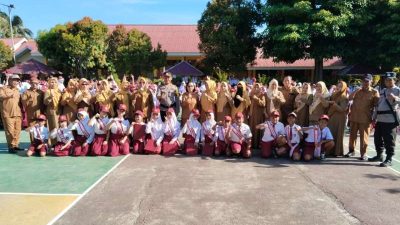Demi Lingkungan Sekolah Aman, Kapolsek Ampana Kota Turun Langsung Jadi Pembina Upacara di SDN 1 Ratolindo