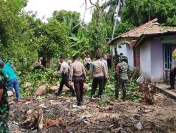 Sinergi TNI-Polri dan Warga Bersihkan Puing Bencana Puting Beliung di Ratolindo, Korban Terima Bantuan Beras