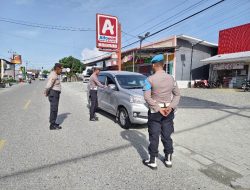 Sat Lantas Touna Gencarkan Pemasangan Stiker Tertib Lalin dalam Operasi Zebra