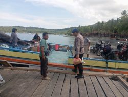 Satpolairud Touna Ajak Warga Jaga Keselamatan, Bantu Angkat Barang di Pelabuhan