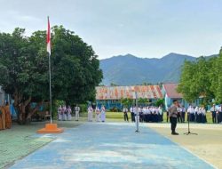 Iptu Maryanto Berikan Arahan Bahaya Narkoba dan Disiplin Lalu Lintas Saat Upacara Bendera di SMPN 3 Ampana Kota
