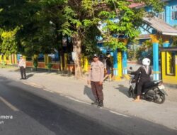 Ingatkan Taat Rambu, Strong Point Polsek Ampana Kota Gelar Himbauan di Jam Sibuk Pagi