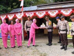 Apresiasi Dedikasi Anggota, Kapolres dan Bhayangkari Touna Keliling Pospam Beri Kejutan Bingkisan.
