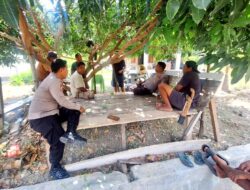 Duduk Bareng Warga, Kasat Binmas Polres Touna Ingatkan Pentingnya Keharmonisan Keluarga