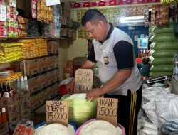 Pastikan Harga Stabil, Sat Binmas Polres Touna Sisir Toko Sembako di Uentanaga Bawah