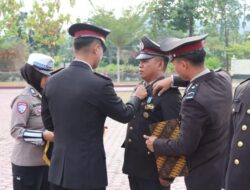 Apresiasi Loyalitas, Kapolres Touna Sematkan Tanda Kehormatan Satyalencana Pengabdian kepada Personel