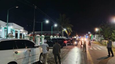 Pastikan Ibadah Khidmat, Personel Polsek Tojo Kawal Ketat Safari Ramadan Bupati & Wabup Touna
