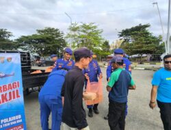 Satpolairud Polres Touna Bagikan Takjil untuk Masyarakat Pesisir di Pelabuhan Uebone