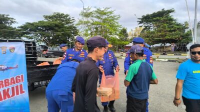 Satpolairud Polres Touna Bagikan Takjil untuk Masyarakat Pesisir di Pelabuhan Uebone
