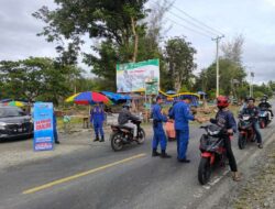 Dekatkan Diri ke Masyarakat, Satpolairud Polres Touna Bagikan 100 Paket Takjil di Ampana Tete