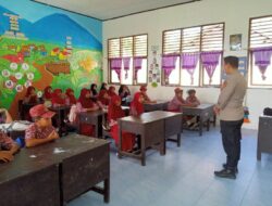 Sambangi SDN 1 Tete B, Kapolsek Ampana Tete Ajak Siswa Perangi Bullying dan Narkoba