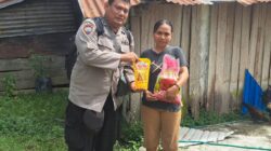 Ringankan Beban Masyarakat, Sat Binmas Polres Touna Berbagi Sembako di Ratolindo