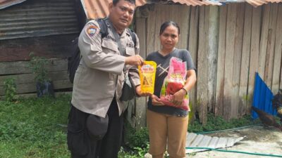 Ringankan Beban Masyarakat, Sat Binmas Polres Touna Berbagi Sembako di Ratolindo