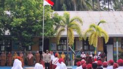 Kasat Binmas Polres Tojo Una Una Ajak Siswa SDN 7 Ampana Kota Disiplin dan Tolak Bullying