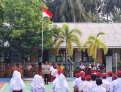Kasat Binmas Polres Tojo Una Una Ajak Siswa SDN 7 Ampana Kota Disiplin dan Tolak Bullying