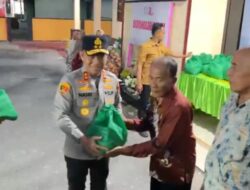 Kapolda Sulteng Kunjungi Touna, Serahkan 100 Paket Sembako untuk Warga Ampana Tete